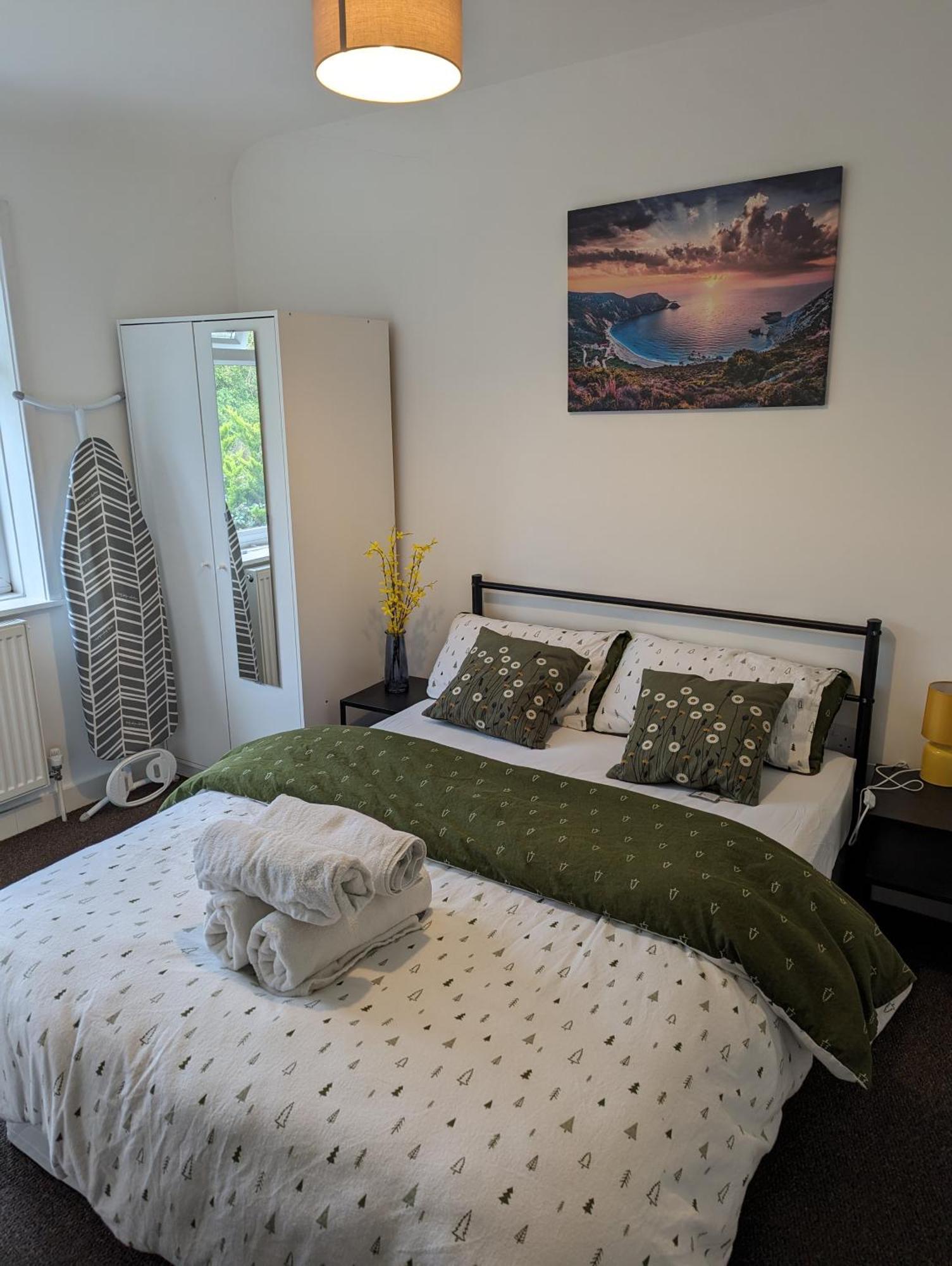 Fantastic 3-Bedroom House In London Morden  Exterior photo